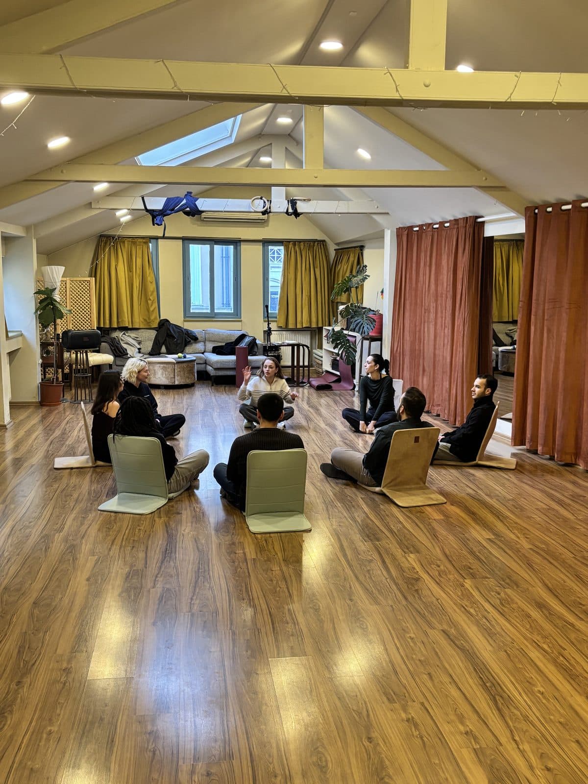 English Drama Lab — stüdyoda çember çalışması